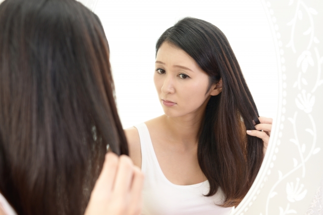 エイジング毛で縮毛矯正が効かないことに悩む大人女性